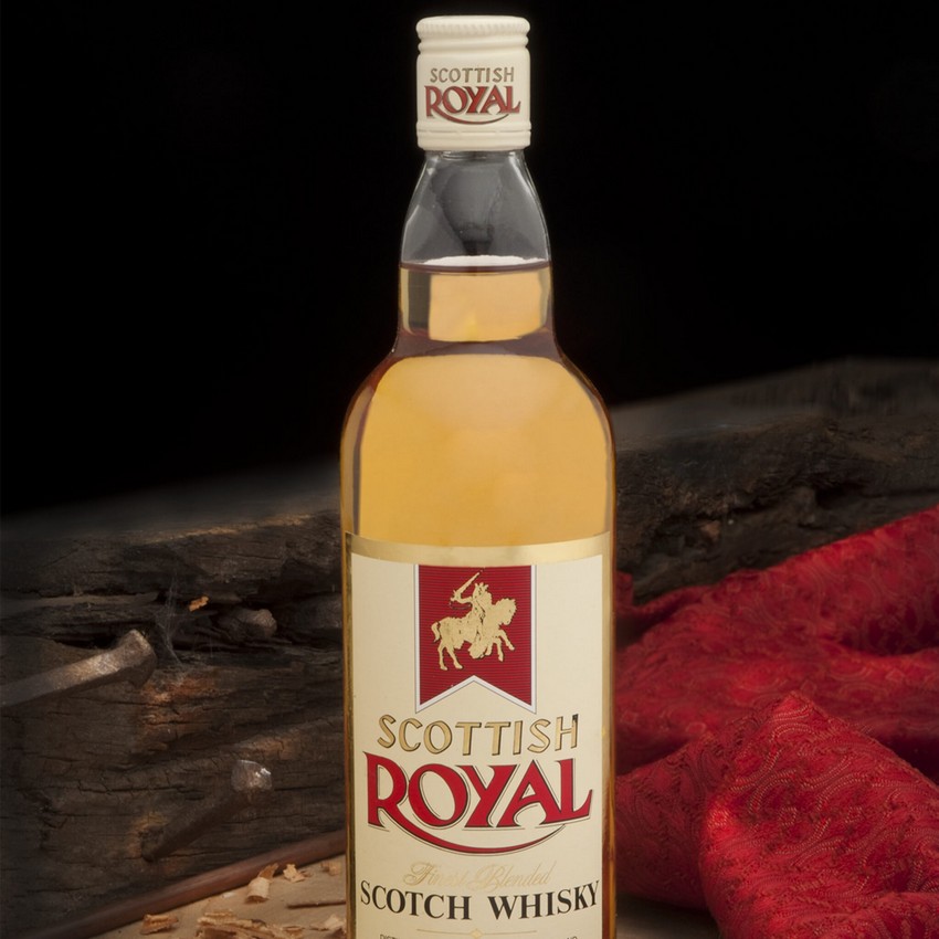 Royal glenvart 0.7. Виски рояль Scottish. Виски Scottish Royal 0.7. Виски Royal Blended Whisky Scotch. Магнит виски Scottish Royal.