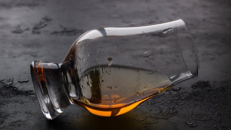 Glencairn, бокал Glencairn, бокалы для виски, бокал для дегустации виски, дегустационные бокалы, форма бокала, идеальная форма для виски, бокалы для купажирования, купажирование виски, дегустация виски, аромат виски, раскрытие аромата, концентрация аромата, чаша бокала, ножка бокала, тонкое стекло, свободный дизайн, усиление вкуса, усиление аромата, идеальная посадка в руке, удобство держания, кристально чистый бокал, высококачественное стекло, круглая чаша, широкая чаша, изогнутые линии, элегантный дизайн, традиционный дизайн, шотландский виски, шотландское виски, односолодовый виски, купажированный виски, крепкие напитки, алкогольные напитки, виски высшего качества, премиальный виски, редкий виски, коллекционный виски, винтажный виски, бокалы для коньяка, коньячные бокалы, бокалы для бренди, ароматические напитки, ароматное вино, хорошее вино, красное вино, белое вино, игристое вино, шампанское, бокалы для шампанского, бокалы для пива, бокалы для эля, бокалы для портвейна, винные бокалы, винные аксессуары, домашний бар, бар для гостиной, барные стойки, барные стулья, барные аксессуары, домашняя винотека, винный погреб, винный шкаф, винный холодильник, хранение вин, охлаждение вин, декантеры для вина, декантеры для виски, пробки для винных бутылок, подарочные наборы для виски, подарочные наборы для вина, наборы для дегустации, винные этикетки, винные штопоры, винные принадлежности, винные пробки, винные карты, винные регионы, виноградники, виноградные лозы, винодельческие районы, винные туры, винные курсы, винные клубы, винные сообщества, энологические мероприятия, энологические выставки, виноградное вино, плодово-ягодные вина, медовое вино, хересы, портвейны, марсалы, вермуты, ликеры, граппы, бренди, арманьяки, кальвадосы, сидры, пуншевые вина, креплёные вина, игристые вина, газированные вина, самогоны, коньяки, водки, джины, ромы, текилы, виски, скотчи, бурбоны, ржаные виски, смешанные напитки, коктейли, крепкие коктейли, алкогольные коктейли, безалкогольные коктейли, алкогольные миксы, безалкогольные миксы, барменское искусство, барменская культура, винные дегустации, дегустационные заметки, винные эксперты, энологи, сомелье, винные блогеры, винные критики, винные оценки, винные рейтинги, винные путеводители, энциклопедии вин, винные библиотеки, винные магазины, винные бары, винные шкафы, винные погреба