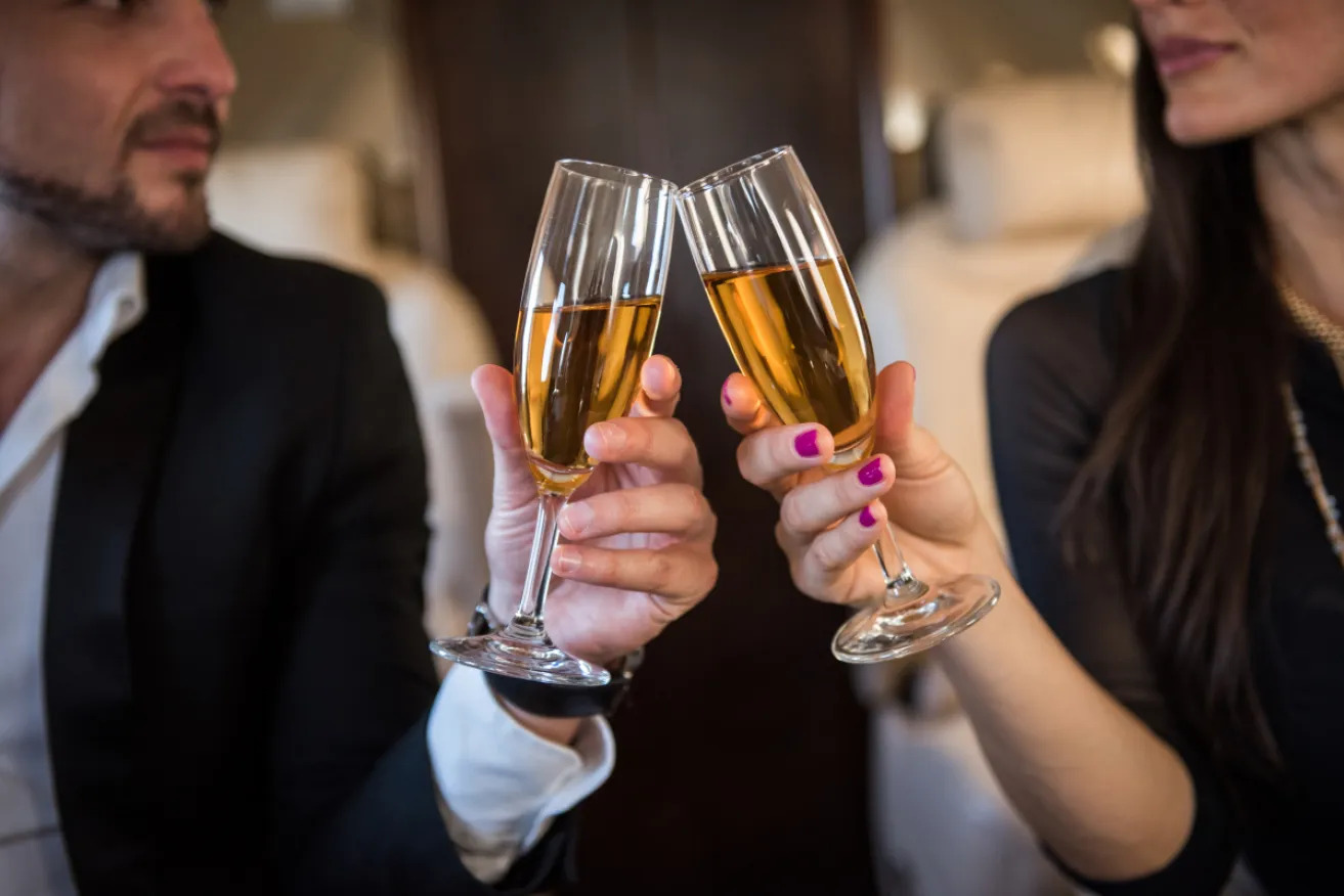 39% россиян проводят свидания с бокалом игристого — SimpleWine и Twinby